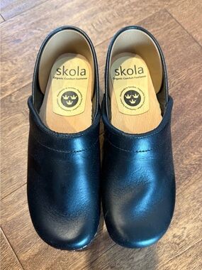 NWOT Women's Black Leather Slip-On Clogs
